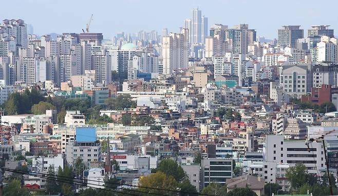 22일 서울 남산에서 바라본 용산 빌라모습. 2021.9.22/연합뉴스