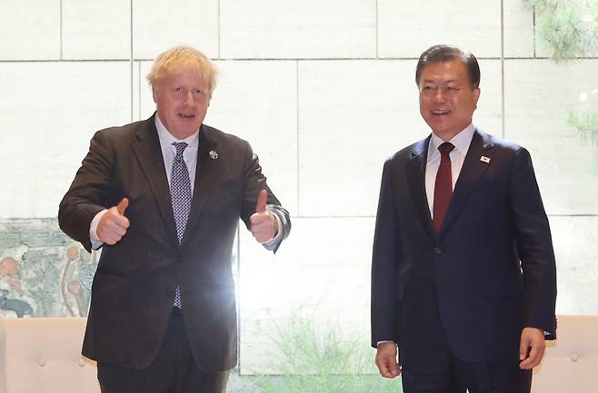 문재인 대통령이 20일(현지 시각) 뉴욕 주유엔대표부 양자회담장에서 열린 한·영 정상회담에서 보리스 존슨 영국총리와 기념사진을 촬영하고 있다. /연합뉴스
