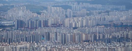 경기남부경찰청 헬기에서 본 경기도 수원시 아파트 밀집 지역 모습. <연합뉴스>