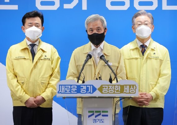 경기도시장군수협의회장인 곽상욱 오산시장(가운데)이 지난 15일 이재명 경기도지사와 함께 경기도 100% 재난지원금 지급 계획을 발표하고 있다.