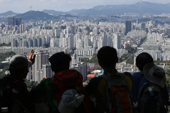 서울에서 6억원 이하 아파트 거래량이 줄어든 22일 오후 서울 강남구 대모산 정상에서 서울 시내 아파트 단지 모습이 보이고 있다. /사진=뉴시스