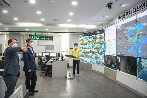 박형준 부산시장(왼쪽 두번째)이 추석 연휴 마지막날인 22일 휴가를 반납하고 상황근무 중인 직원들을 격려했다. 부산시 제공