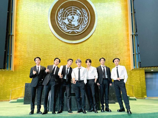 유엔총회에 청년세대 대표로 참석한 방탄소년단(BTS)이 각국 정상들이 연설하는 유엔총회장을 누비며 유쾌한 화합의 무대를 선사했다. BTS는 20일(현지시각) 뉴욕 유엔총회장에서 열린 지속가능발전목표 고위급회의(SDG 모먼트) 행사에서 사전 녹화된 ‘퍼미션 투 댄스’(Permission to Dance) 퍼포먼스 영상을 공개했다. 연합뉴스