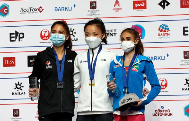 서채현(가운데)이 22일 러시아 모스크바에서 열린 2021 IFSC 세계선수권대회 리드 여자부 결승에서 우승한 뒤 시상대에서 나탈리아 그로스먼(미국·왼쪽), 라우라 로고라(이탈리아)와 함께 포즈를 취하고 있다. 모스크바=AP 연합뉴스