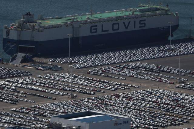 17일 경찰청 귀성길 점검 헬기에서 바라본 경기도 평택항 야적장에 수출 차량들이 선적을 기다리고 있다. 뉴스1