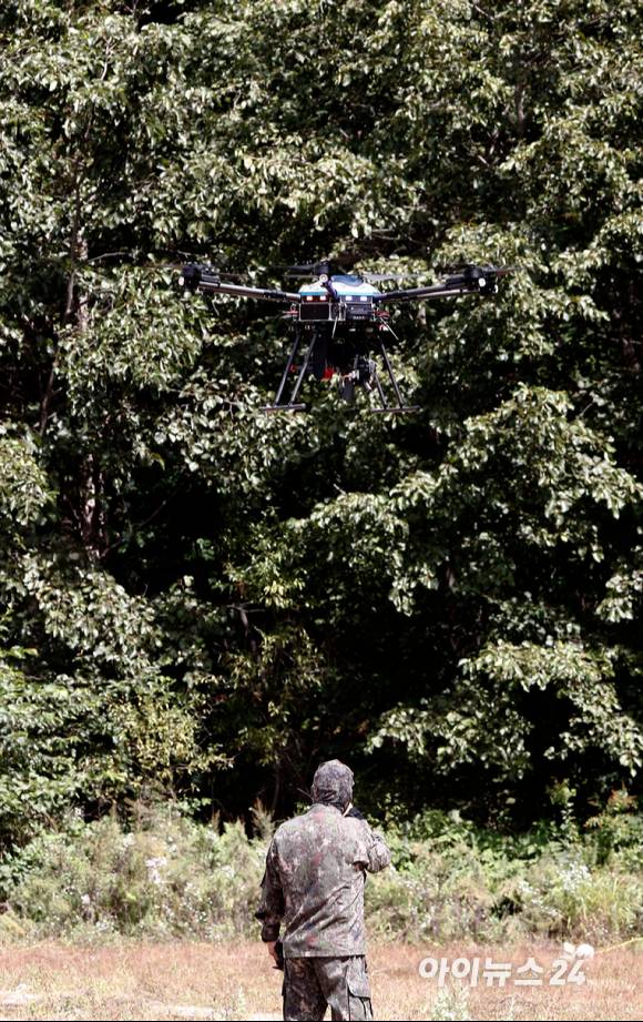 16일 강원도 인제군 육군과학화전투훈련단(KCTC)에서 육군의 대표브랜드이자 최상위 전투체계인 Army TIGER 4.0 전투실험이 진행된 가운데 소총 사격드론 시연이 진행되고 있다. [사진=사진공동취재단]