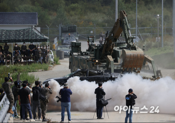 16일 강원도 인제군 육군과학화전투훈련단(KCTC)에서 육군의 대표브랜드이자 최상위 전투체계인 Army TIGER 4.0 전투실험이 진행된 가운데 시가전에서 적진에 진입을 위한 중장비 시연이 펼쳐지고 있다. [사진=사진공동취재단]
