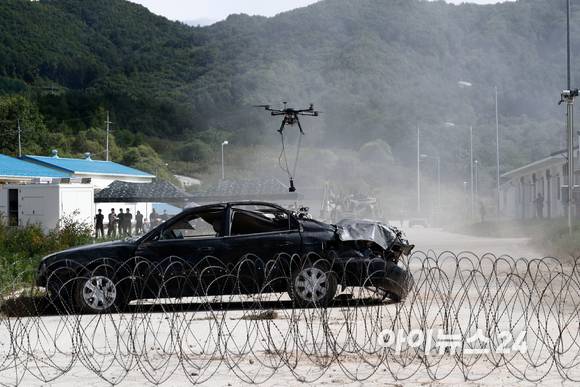 16일 강원도 인제군 육군과학화전투훈련단(KCTC)에서 육군의 대표브랜드이자 최상위 전투체계인 Army TIGER 4.0 전투실험이 진행된 가운데 지뢰탐지드론의 전투수행 시연을 하고 있다. [사진=사진공동취재단]