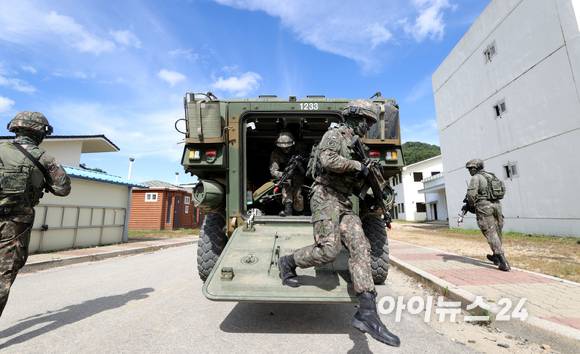 16일 강원도 인제군 육군과학화전투훈련단(KCTC)에서 육군의 대표브랜드이자 최상위 전투체계인 Army TIGER 4.0 전투실험이 진행된 가운데 장병들이 적진에서의 시가전 전투를 위해 장갑차에서 내리고 있다. [사진=사진공동취재단]