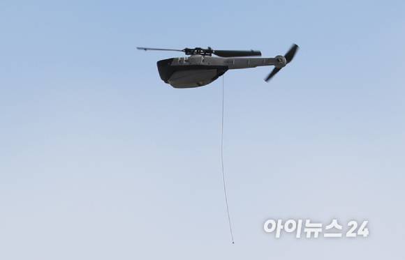 16일 강원도 인제군 육군과학화전투훈련단(KCTC)에서 육군의 대표브랜드이자 최상위 전투체계인 Army TIGER 4.0 전투실험이 진행된 가운데 초소형 정찰드론이 시연되고 있다. [사진=사진공동취재단]