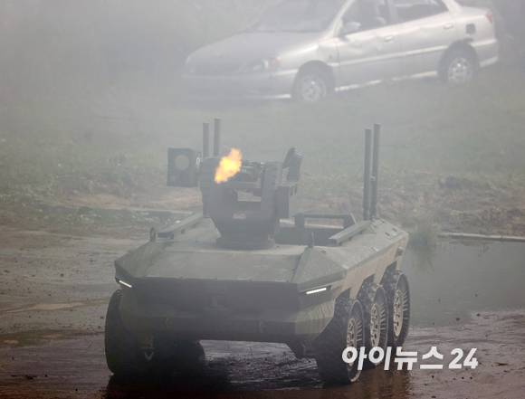 16일 강원도 인제군 육군과학화전투훈련단(KCTC)에서 육군의 대표브랜드이자 최상위 전투체계인 Army TIGER 4.0 전투실험이 진행된 가운데 다목적무인차량이 적진을 향해 사격하고 있다. [사진=사진공동취재단]