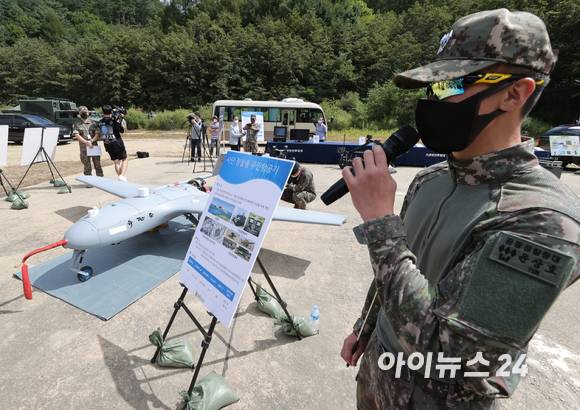 16일 강원도 인제군 육군과학화전투훈련단(KCTC)에서 육군의 대표브랜드이자 최상위 전투체계인 Army TIGER 4.0 전투실험이 진행된 가운데 군 관계자가 무인 정찰, 공격 등이 가능한 비행장비들을 소개하고 있다. [사진=사진공동취재단]