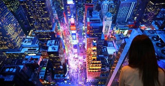 지난달 서울 코엑스에서 열린 IMID 2021(한국디스플레이산업 전시회)에서 관람객들이 LG디스플레이의 8K OLED를 둘러보고 있다. [뉴스1]