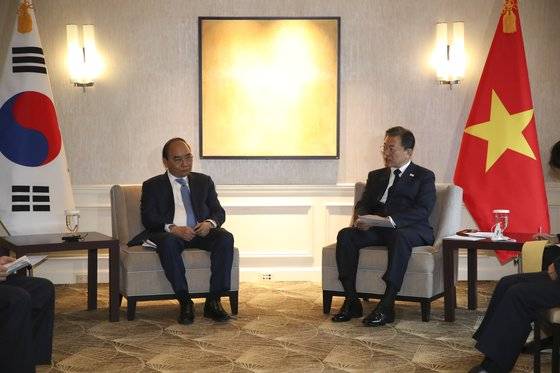 문재인 대통령이 21일(현지시각) 미국 뉴욕 시내 호텔에서 응우옌 쑤언 푹 베트남 국가주석과 정상회담을 하고있다. 연합뉴스