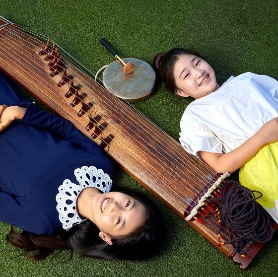 김나윤(서울 구룡초 5·왼쪽) 학생기자·이서정(서울 언북초 5) 학생모델이 국립국악원을 방문하고, 국악인 김준수를 만나 국악을 제대로 알고 친해지는 시간을 가졌다.