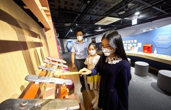 체험실에서는 다양한 국악기를 직접 체험해 볼 수 있다. 방향을 직접 쳐보며 두께에 따라 달라지는 소리를 듣는 소중 학생기자단.