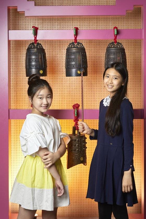 우리나라와 중국의 편종을 비교 중인 소중 학생기자단. 편종은 총 16개의 종을 쳐서 소리 내는데, 16개의 종이 16음을 내며 종의 두께가 두꺼울수록 높은 음을 낸다.