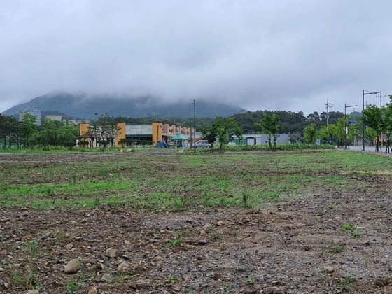 충북 괴산군 수산식품산업거점단지. 부지 곳곳이 공터로 남아있다. 중앙포토