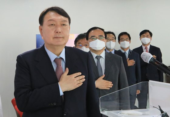 국민의힘 대선 예비후보인 윤석열 전 검찰총장이 22일 오후 서울 여의도 국민의힘 중앙당사에서 외교안보 관련 공약 발표에 앞서 정책자문단과 함께 국민의례를 하고 있다. 임현동 기자