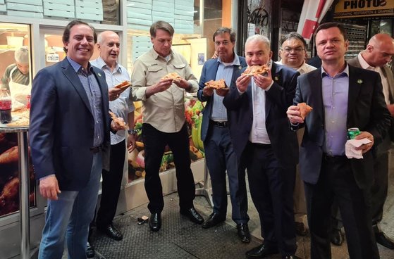 유엔총회에 참석한 브라질 대통령과 수행원단이 뉴욕 길거리에서 피자를 먹고 있다. 해당 사진이 소셜 미디어에 공개되자 코로나19 방역 수칙을 위반했다는 비판이 일었다. 트위터 캡처