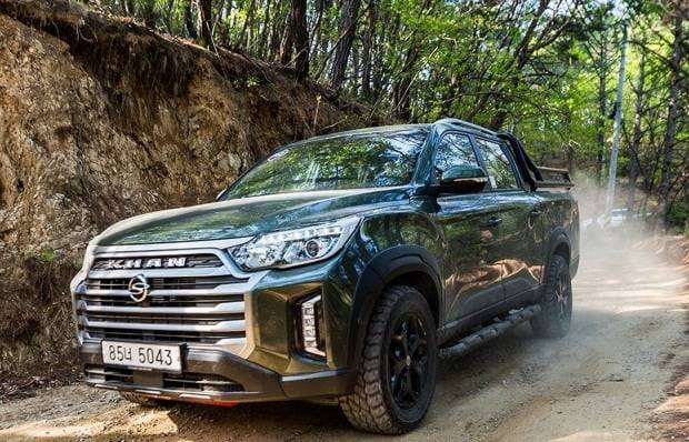 오프로드 주행 중인 쌍용차 렉스턴 스포츠 칸. 사진=쌍용차