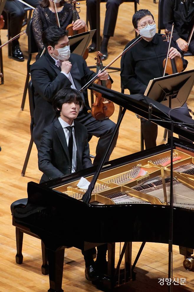 피아니스트 임윤찬이 지난 4월 예술의전당 교향악축제에서 수원시향과 협연하고 있다. 그는 이 축제의 최연소 협연자였다. 예술의전당 제공