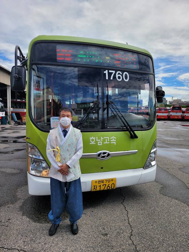추석인 21일 전주시내버스 환승장에서 한 운전기사가 한복을 입고 포즈를 취하고 있다. 전주시 제공