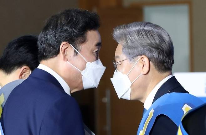 더불어민주당 대선 예비후보인 이낙연 후보(왼쪽)와 이재명 후보.   연합뉴스