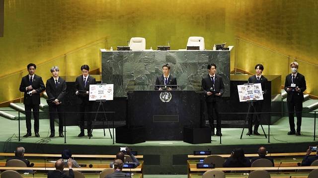 그룹 BTS(방탄소년단)이 20일(현지시각) 뉴욕 유엔본부 총회장에서 열린 제2차 SDG Moment(지속가능발전목표 고위급회의) 개회식에서 발언하고 있다. 왼쪽부터 뷔, 슈가, 진, RM, 정국, 지민, 제이홉. 연합뉴스
