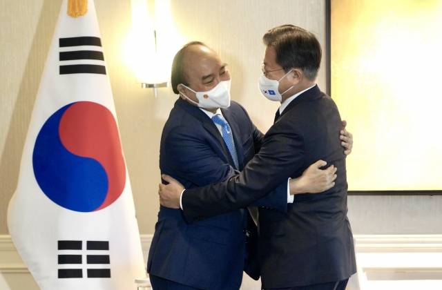 문재인 대통령이 21일(현지시각) 미국 뉴욕 시내 호텔에서 열린 한·베트남 정상회담에서 응우옌 쑤언 푹 베트남 국가주석과 인사하고 있다. 연합뉴스.