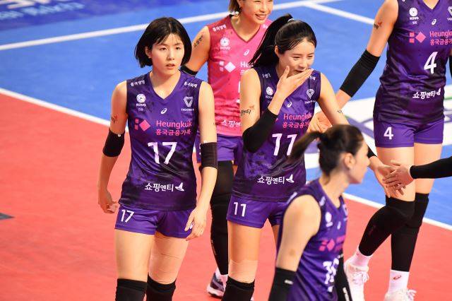 흥국생명 시절 이재영(왼쪽)과 이다영(가운데). 한국배구연맹 제공