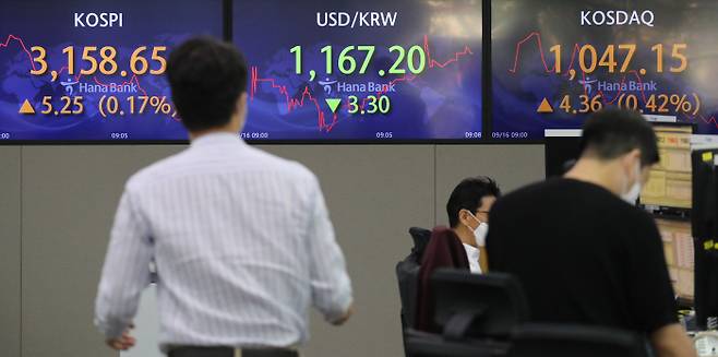 16일 명동 하나은행 본점 딜링룸 모습. [사진 출처 = 연합뉴스]