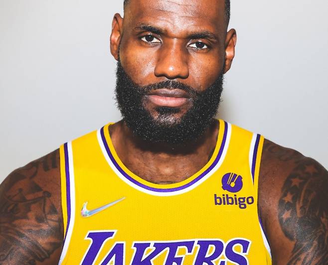 미국프로농구(NBA) LA레이커스 소속 르브론제임스가 비비고 패치광고가 붙은 유니폼을 입고 포즈를 취하고 있다./사진=LA레이커스 홈페이지
