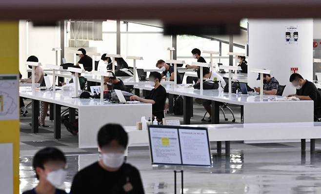 [수원=뉴시스] 김종택기자 = 국내 주요기업의 공개채용 시즌을 앞둔 8일 오후 경기도 수원시 성균관대학교 자연과학캠퍼스 도서관에서 학생들이 공부에 열중하고 있다. 2021.09.08.