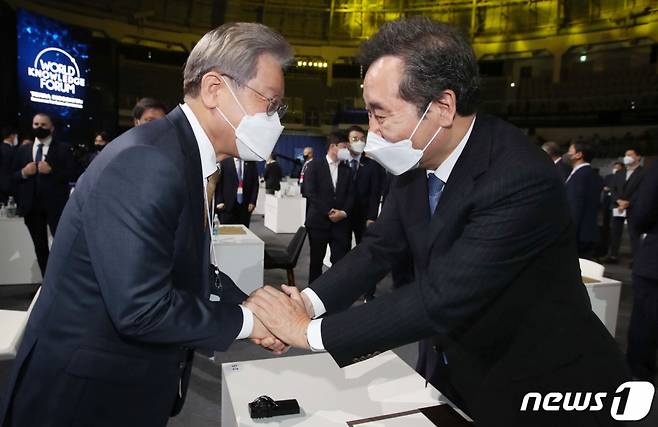 14일 서울 중구 장충체육관에서 열린 제22회 세계지식포럼 개막식에서 더불어민주당 대선주자인 이재명 경기지사와 이낙연 전 대표가 인사를 나누고 있다. /사진=뉴스1
