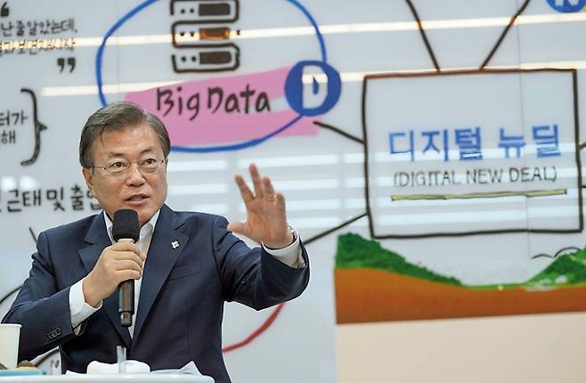 지난해 6월 더존비즈온 강촌캠퍼스에서 문재인 대통령이 개발자들과 차담회를 갖는 모습. 한국판 뉴딜 첫 현장행보로 이곳을 찾아 디지털뉴딜 핵심으로 데이터댐을 강조했다. /사진=청와대·뉴스1