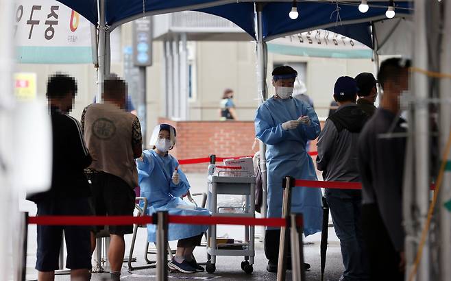 추석 당일인 21일 서울역 광장에 마련된 신종 코로나바이러스 감염증(코로나19) 임시선별검사소에서 시민들이 검사를 위해 줄을 서고 있다. [연합]