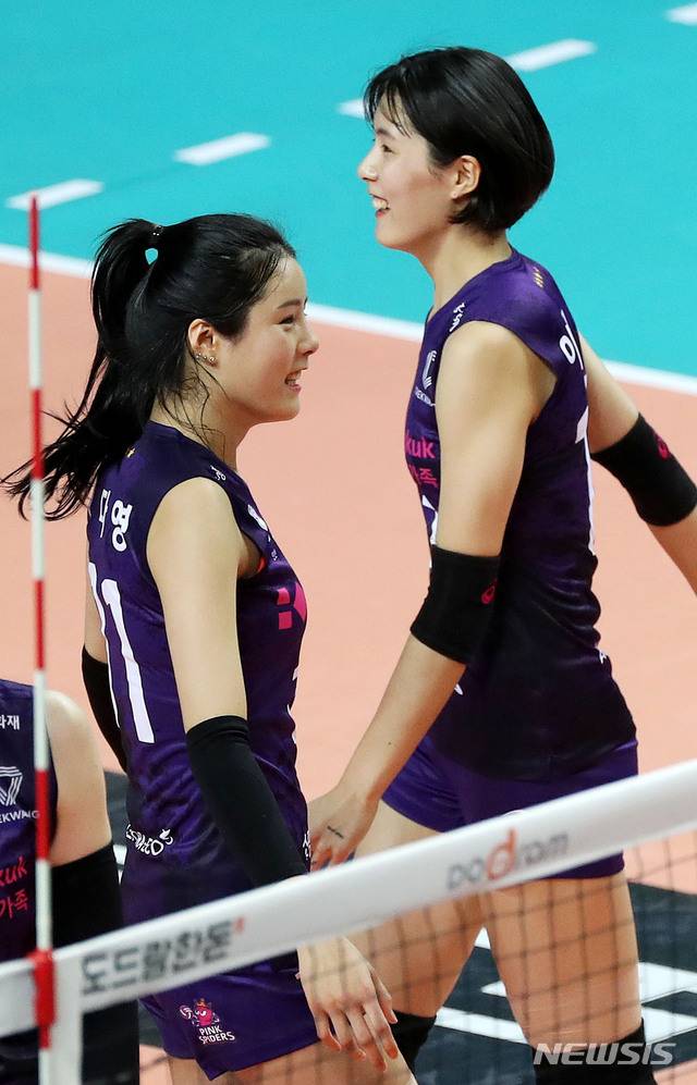 [서울=뉴시스]홍효식 기자 = 21일 서울 중구 장충체육관에서 열린 '도드람 2020-2021 V-리그' 여자부 GS칼텍스와 흥국생명의 경기, 흥국생명 이재영(오른쪽)과 이다영이 득점 후 웃음짓고 있다.  2020.10.21. yesphoto@newsis.com