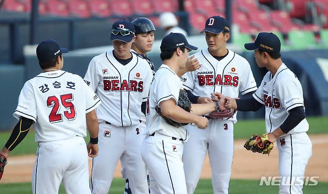 [서울=뉴시스] 고범준 기자 = 22일 오후 서울 송파구 잠실야구장에서 열린 2021 KBO리그 두산 베어스와 NC 다이노스의 경기, 8-0 승리한 두산 선수들이 기뻐하고 있다. 2021.09.22. bjko@newsis.com