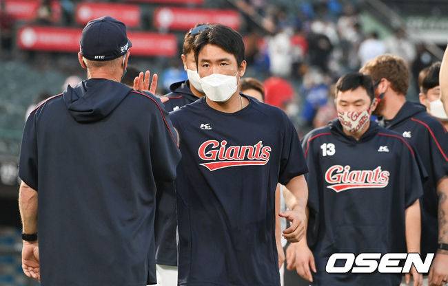 [OSEN=부산,박준형 기자]경기종료 후 4안타 6타점 맹활약 펼친 롯데 전준우가 서튼 감독과 하이파이브를 하고 있다.  2021.09.22 / soul1014@osen.co.kr