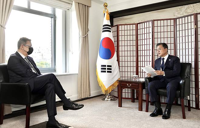 문재인 대통령이 21일(현지시각) 미국 뉴욕 시내에 위치한 호텔에서 앨버트 불라 화이자 회장 겸 최고경영자(CEO)를 접견하고 있다. 청와대 제공