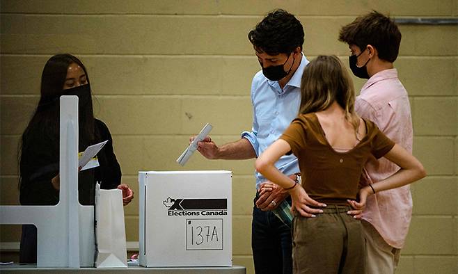 캐나다 조기 총선일인 지난 20일(현지시간) 쥐스탱 트뤼도(중앙) 총리가 퀘벡주 몬트리올에서 가족들이 지켜보는 가운데 투표하고 있다. 몬트리올=AFP연합뉴스