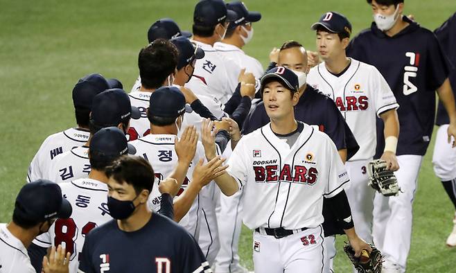 부진했던 두산이 가을 들어 상승세를 타며 중위권 싸움이 뜨거워졌다. 두산 선수들이 승리 후 하이파이브하는 모습. 뉴스1