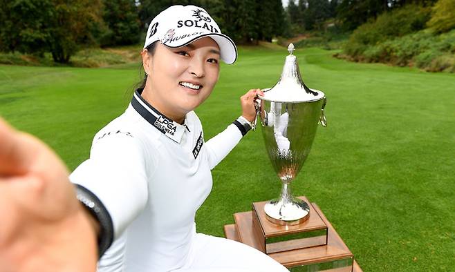 고진영이 지난 20일 끝난 LPGA 투어 캄비아 포틀랜드 클래식에서 시즌 2승을 차지한 뒤 트로피와 함께 셀카를 찍고 있다. 포틀랜드=AFP연합뉴스