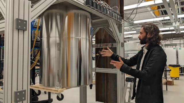 에릭 루체로 구글 퀀텀 AI 수석 엔지니어가 구글 퀀텀 AI 캠퍼스 버추얼 투어에서 구글이 개발한 양자 컴퓨터를 소개하고 있다./사진 제공=구글코리아