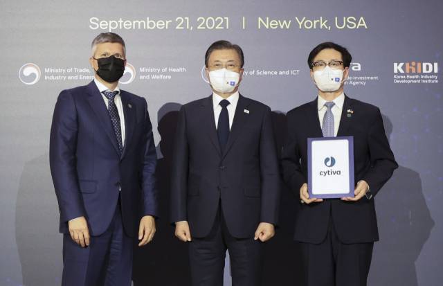 문재인 대통령이 21일(현지시간) 미국 뉴욕 시내 호텔에서 열린 한미 백신 협력 협약 체결식에서 임마누엘 리그너(왼쪽) 싸이티바 회장과 기념촬영을 하고 있다. /연합뉴스