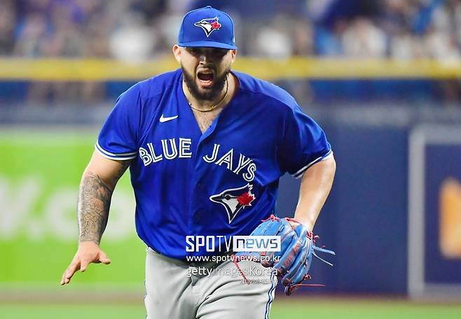 ▲ 토론토 우완투수 알렉 마노아가 22일(한국시간) 탬파베이전 도중 포효하고 있다.