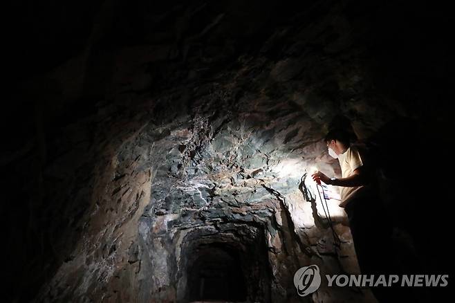 광안동 지하 벙커로 들어가기 전 동굴의 모습. [손형주 기자]