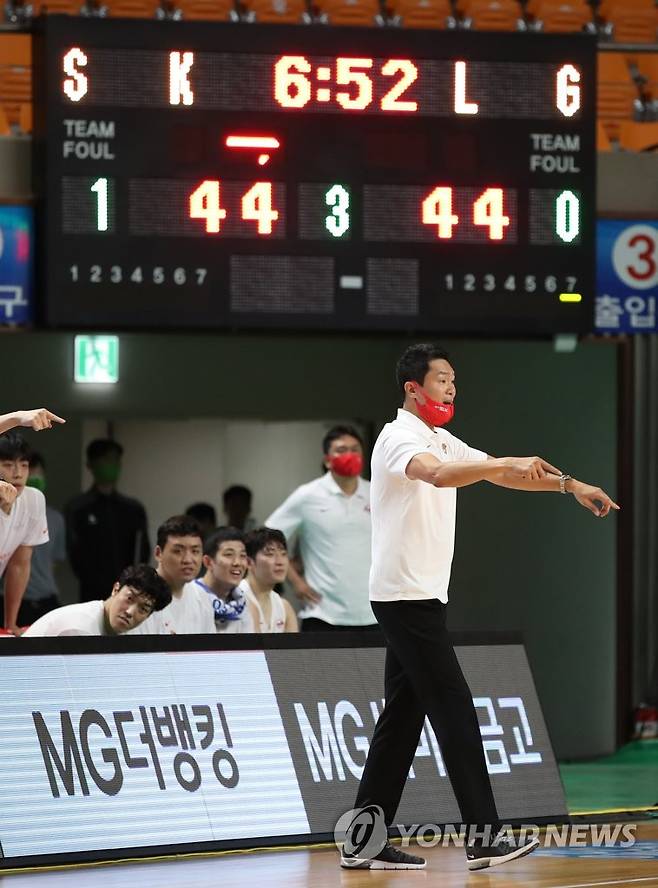 지시하는 전희철 감독 (상주=연합뉴스) 임헌정 기자 = 15일 오후 경북 상주실내체육관에서 열린 2021 MG새마을금고 KBL 컵대회 예선 창원LG 대 서울SK 경기. 
    SK 전희철 감독이 선수들에게 지시하고 있다. 2021.9.15 kane@yna.co.kr