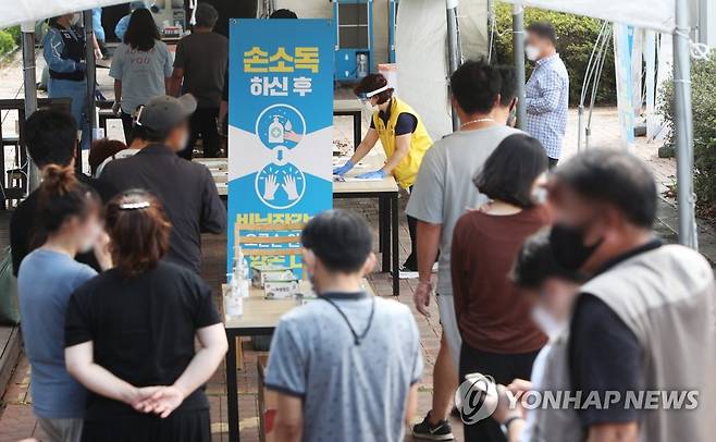 귀경길 휴게소에서 코로나19 검사받는 시민들 (용인=연합뉴스) 홍기원 기자 = 추석 연휴 마지막 날인 22일 오전 경기도 용인시 영동고속도로 용인휴게소 인천방향에 설치된 신종 코로나바이러스 감염증(코로나19) 임시선별검사소에서 귀경길 시민들이 검사를 받기 위해 대기하고 있다. 2021.9.22 xanadu@yna.co.kr